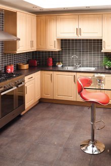 Πέτρινη επιφάνεια εργασίας με γυάλινη μπάρα στην κουζίνα