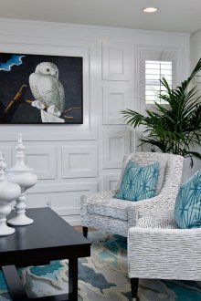 Τυρκουάζ καναπέ στο σαλόνι