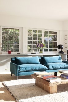 Τυρκουάζ καναπέ σε μοντέρνο στυλ