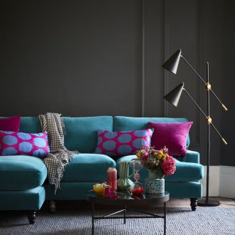 Τυρκουάζ καναπέ με μαξιλάρια