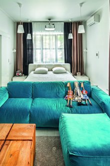 Τυρκουάζ καναπέ στο υπνοδωμάτιο