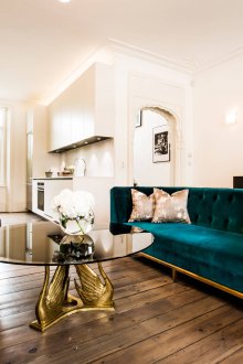 Τυρκουάζ καναπέ σε διαμέρισμα στούντιο