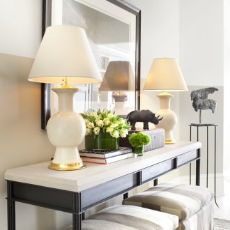 Ένα τραπέζι στο διάδρομο με countertops από γρανίτη