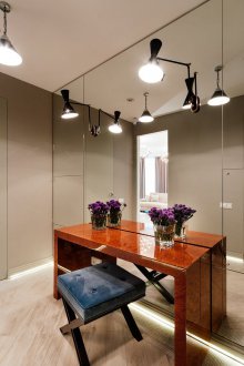 Λακαρισμένο τραπέζι κονσόλας στο διάδρομο