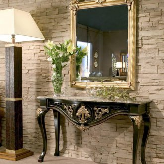 Ένα μικρό τραπέζι στο διάδρομο με επιχρύσωση