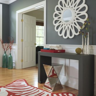 Γκρι τραπέζι στο διάδρομο