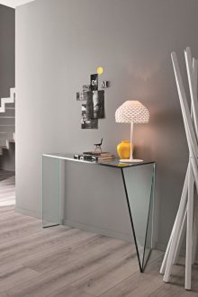 Γυάλινο τραπέζι στο διάδρομο