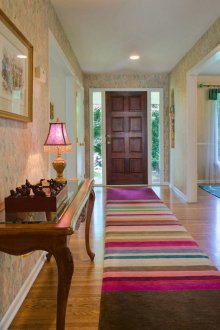 Στενό τραπέζι στο διάδρομο