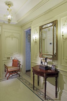 Ένα μικρό τραπέζι στο διάδρομο με ένα συρτάρι