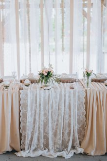 Διακόσμηση τραπέζι νυφών και γαμπρού