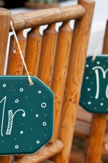 Διακόσμηση των καρέκλες της νύφης και του γαμπρού