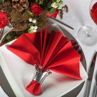 Επιτραπέζια διακόσμηση για έναν γάμο σε κόκκινο στυλ