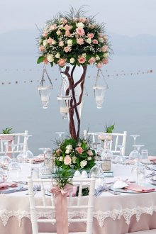 Διακοσμήστε το τραπέζι του γάμου στο δρόμο κοντά στη λίμνη