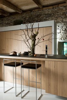 Μινιμαλιστικός μετρητής μπαρ από ξύλο και πέτρα