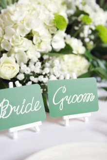 Διακοσμητικό τραπέζι λουλουδιών για τη νύφη και τον γαμπρό