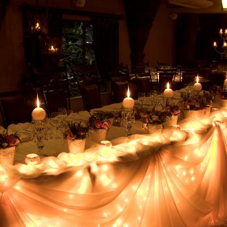 Επιτραπέζια διακόσμηση με κεριά και οπίσθιο φωτισμό