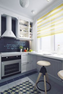 Στενός μετρητής μπαρ δίπλα στο παράθυρο στην κουζίνα