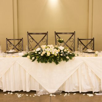 DIY επιτραπέζια διακόσμηση με ύφασμα και λουλούδια