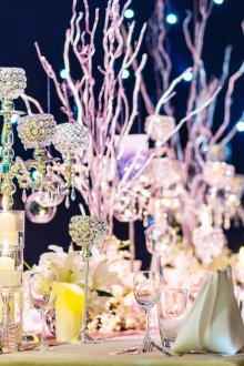 Γάμος ντεκόρ με ελαφρές εγκαταστάσεις