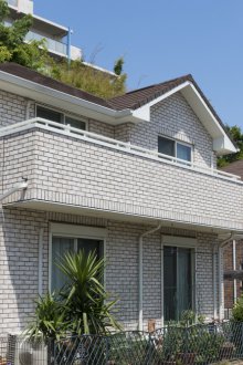 Γκρίζα πρόσοψη από τούβλα