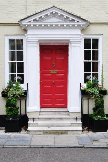 Λευκή πρόσοψη από τούβλα