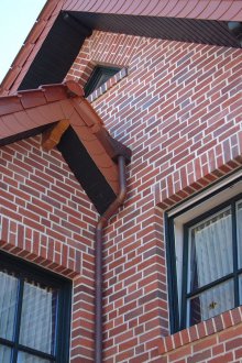 Πρόσοψη από τούβλο του σπιτιού