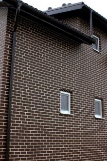 Πρόσοψη από τούβλο του σπιτιού