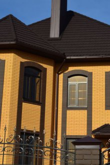 Κίτρινη πρόσοψη από τούβλα