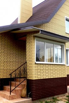 Πρόσοψη από τούβλο του σπιτιού