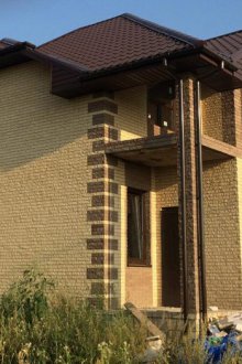 Κίτρινη πρόσοψη από τούβλα