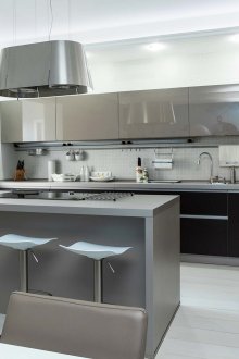 Γκρι μπαρ νησιού μπαρ στην κουζίνα