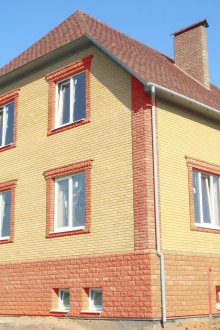 Κίτρινη πρόσοψη από τούβλα