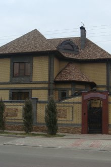 Κίτρινη πρόσοψη από τούβλα