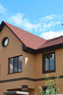 Κίτρινο σπίτι από τούβλα