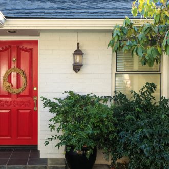 Λευκή πρόσοψη από τούβλα