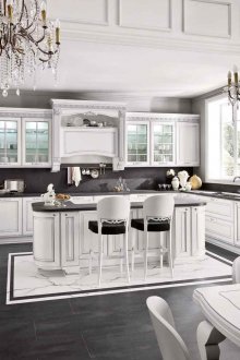 Bar counter σε μια ευρύχωρη κλασική κουζίνα