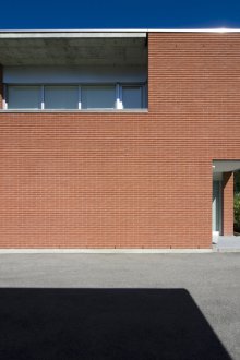 Σύγχρονη πρόσοψη από τούβλα