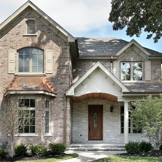 Γκρίζα πρόσοψη από τούβλα