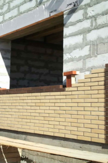 Αντιμετωπίζοντας το σπίτι με κίτρινο τούβλο