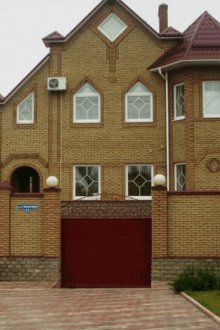 Κίτρινο σπίτι από τούβλα