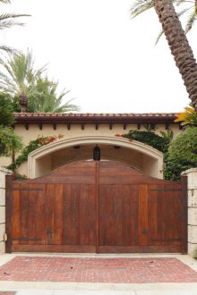 Μεγάλη ξύλινη πύλη