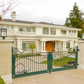 Πράσινη μεταλλική πύλη