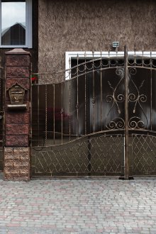 Όμορφη μεταλλική πύλη