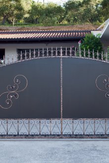 Γκρι μεταλλική πύλη