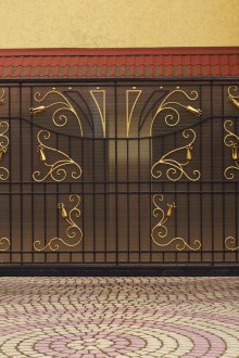 Όμορφη σφυρήλατη μεταλλική πύλη