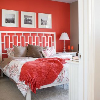 Κόκκινο τείχος στο υπνοδωμάτιο