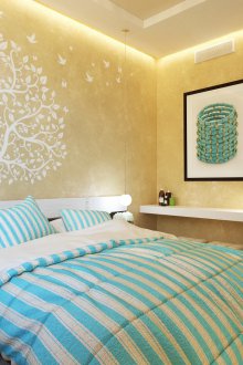 Σχεδιάζοντας στον τοίχο στο υπνοδωμάτιο