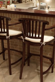 Πάγκος και ξύλινα μπαρ