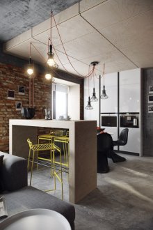 Ξύλινο μπαρ σε ένα διαμέρισμα στούντιο