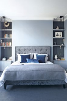 Ράφια στην κεντρική θέση του υπνοδωματίου